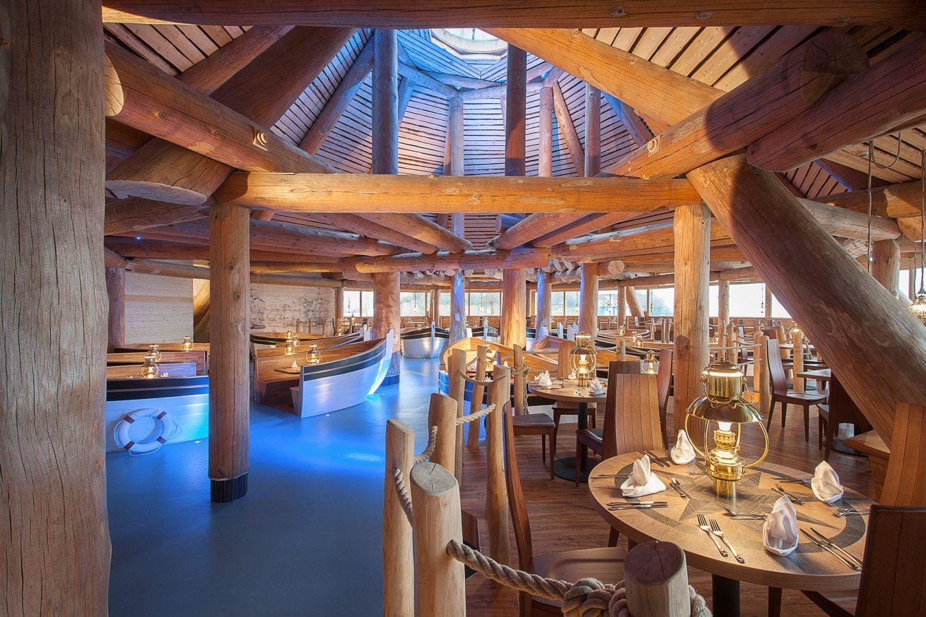 Rustikales Hotelrestaurant mit Holzsäulen, Bootsdekor und stimmungsvoller Beleuchtung.