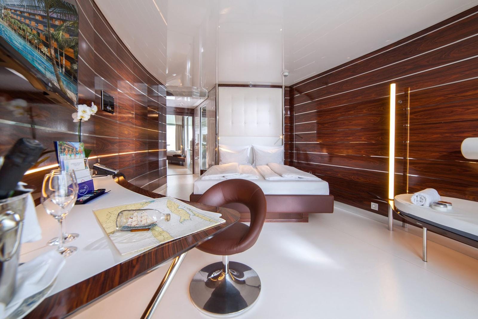 Modernes Hotelzimmer mit Holzvertäfelung, eleganten Möbeln und heller Beleuchtung.