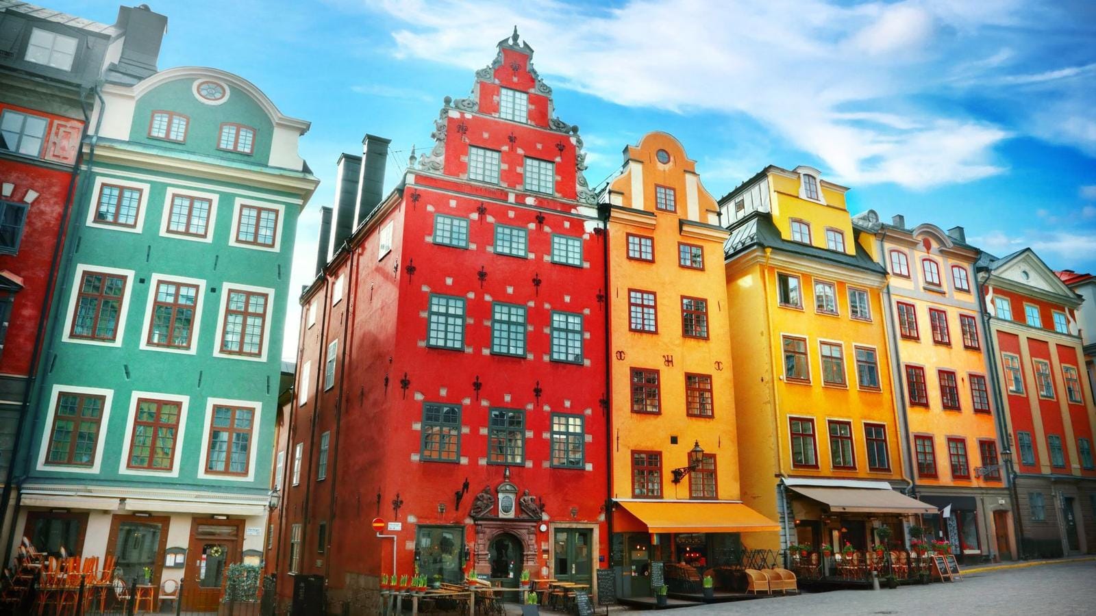 Bunte Häuser in Gamla Stan, Stockholm, Schweden, strahlen im Sonnenschein, lebendig und einladend.