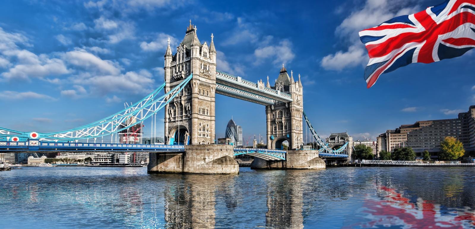 Prächtige Tower Bridge in London über der Themse unter strahlend blauem Himmel verewigt.