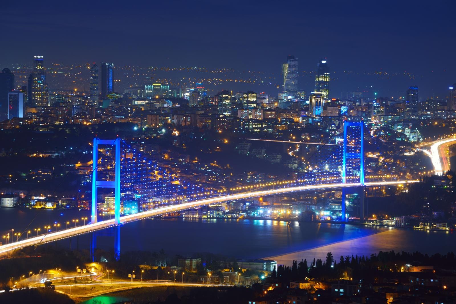 Beleuchtete Bosporus-Brücke in Istanbul bei Nacht, moderne Stadtlandschaft.