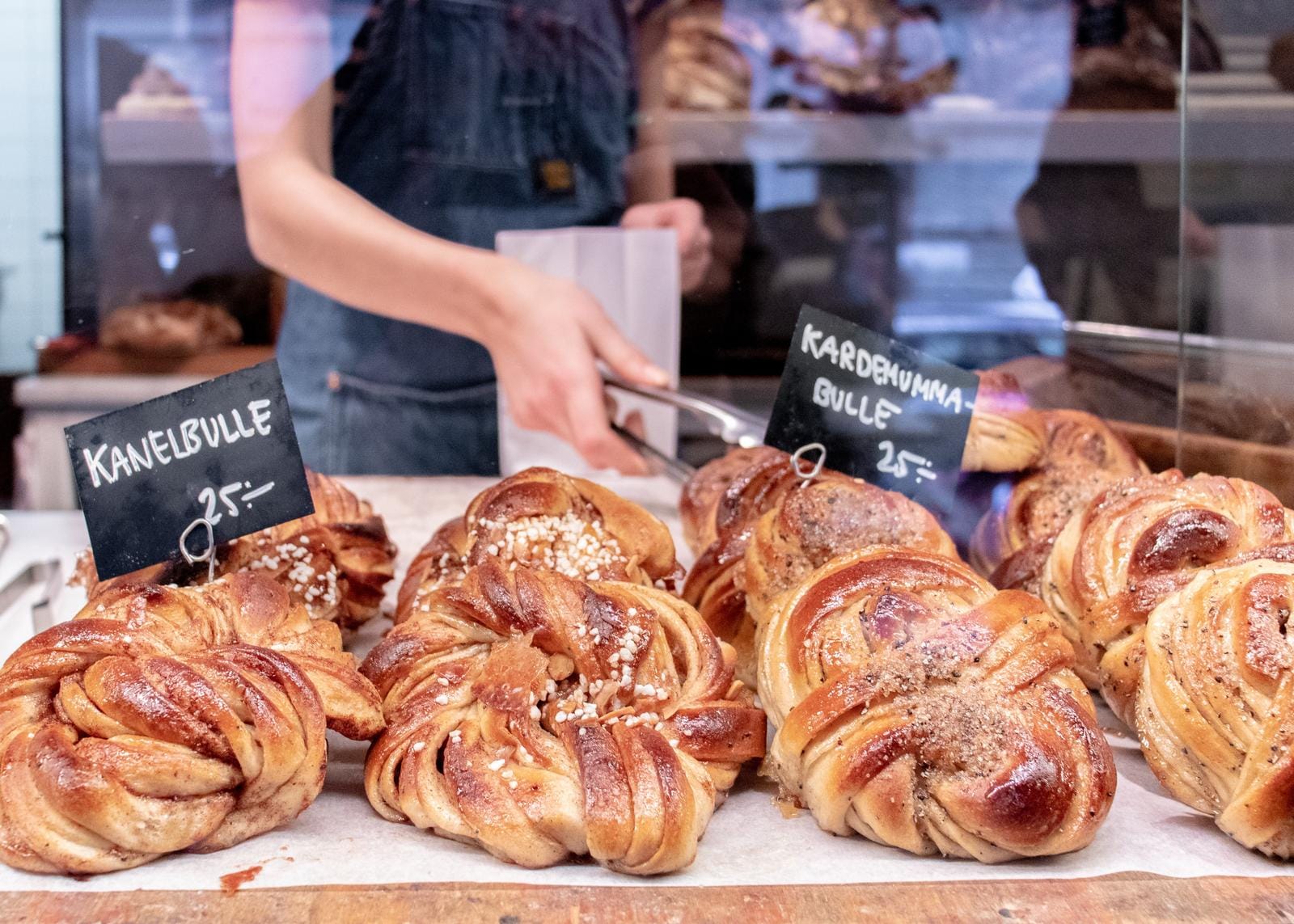 Frische Zimtschnecken und Kardamom-Buller in einer schwedischen Bäckerei.