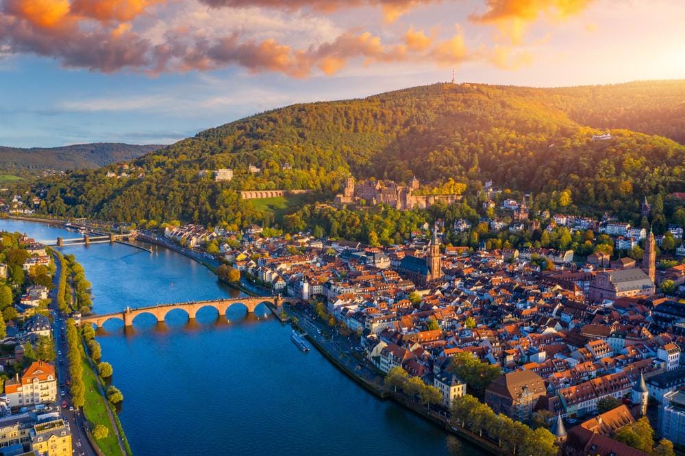 Heidelberg, Deutschland: Blick auf Altstadt, Neckar und Schloss bei Sonnenuntergang.