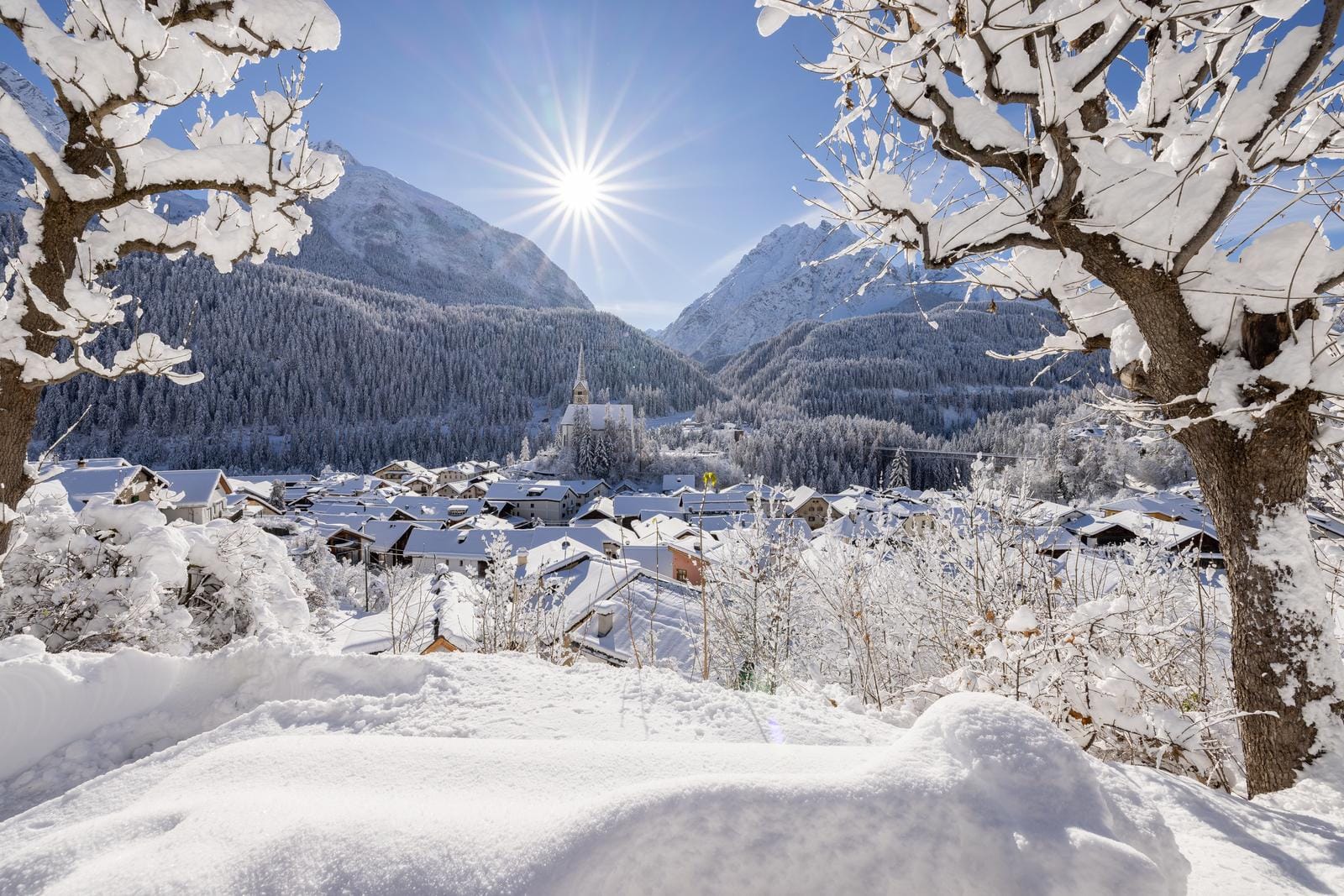Blick auf Scoul im Engadin
