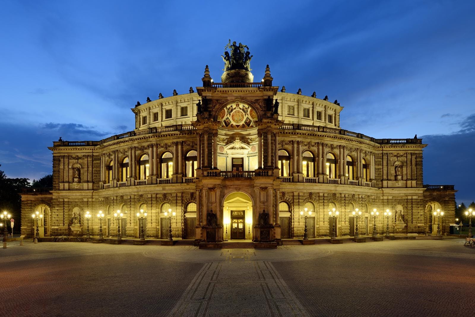Semperoper Dresden am Abend