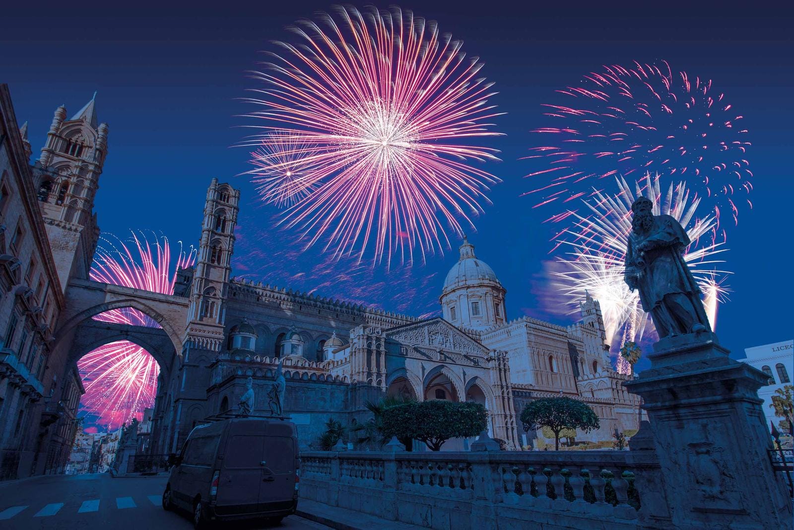 Feuerwerk über historischer Kathedrale bei Nacht in Palermo, Italien.
