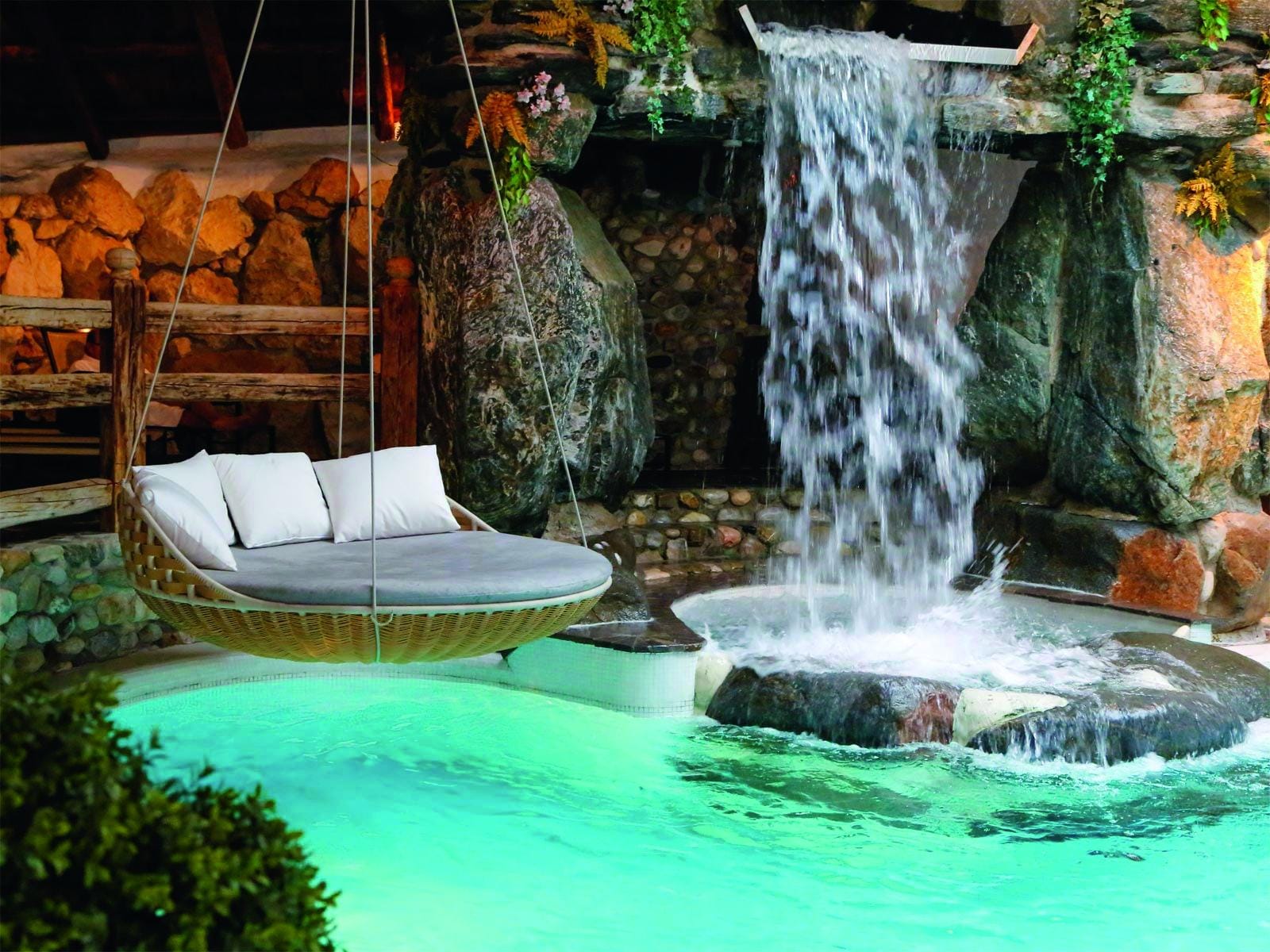 Pool mit hängender Liege und Wasserfallelement