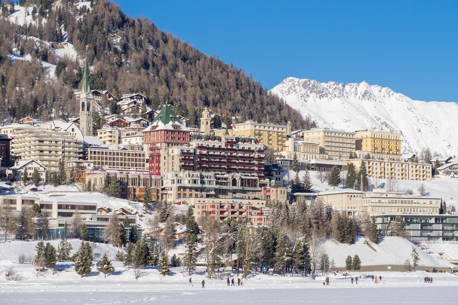 Blick vom See auf die St. Moritzer Grandhotels