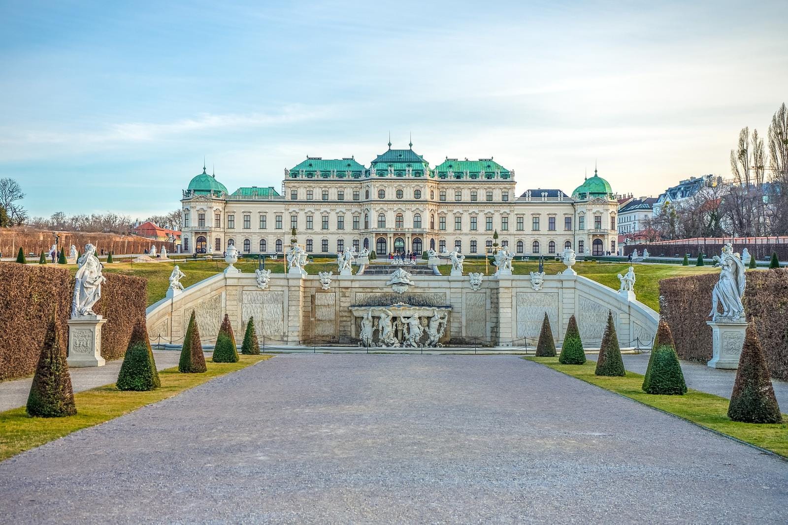 Imposantes Schloss Belvedere mit prächtigem Garten in Wien, Österreich, an einem sonnigen Tag.