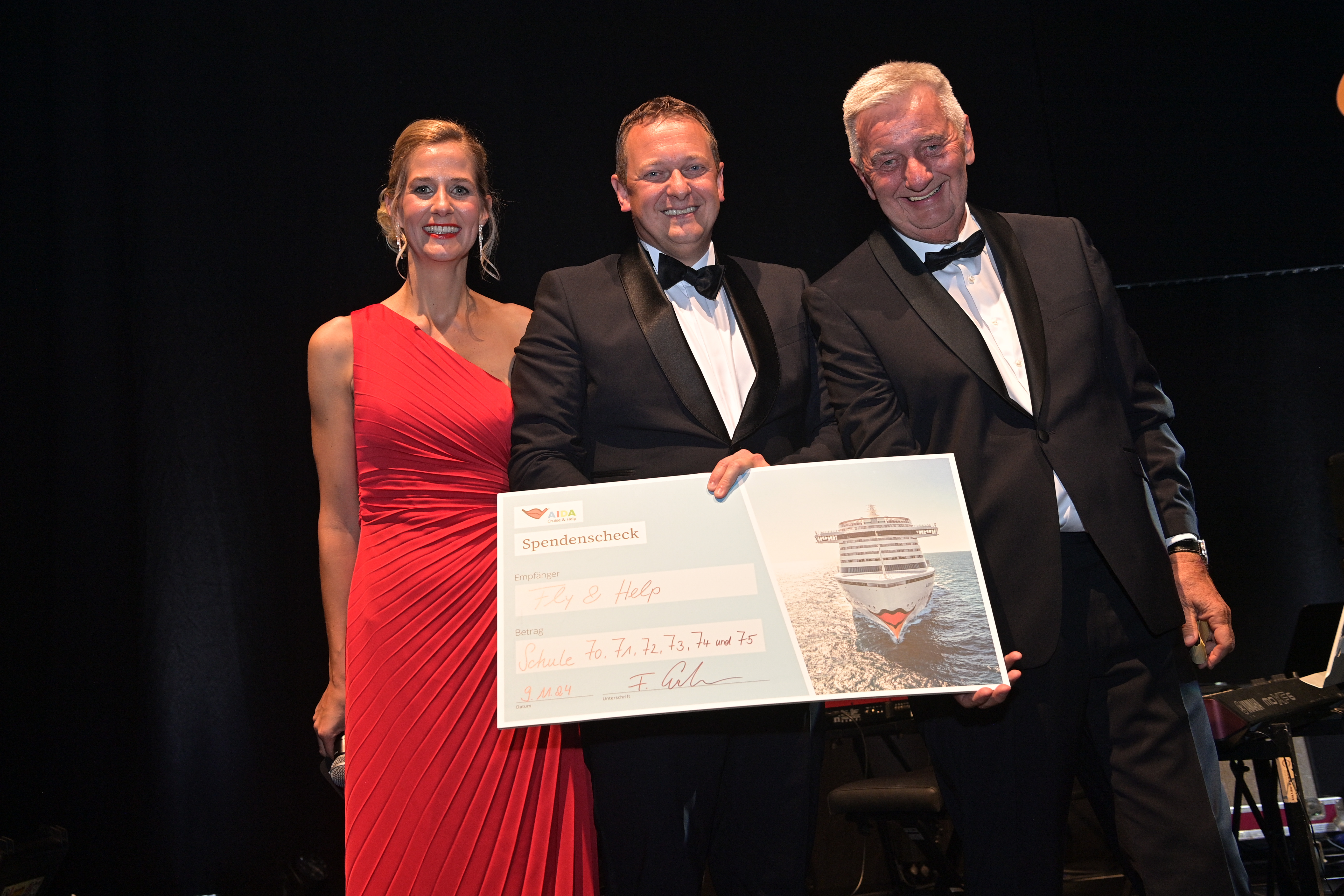 Check-Übergabe: (v.l.) Jessina Kunkel, Felix Eichhorn, Reiner Meutsch. (Foto: AIDA Cruises)